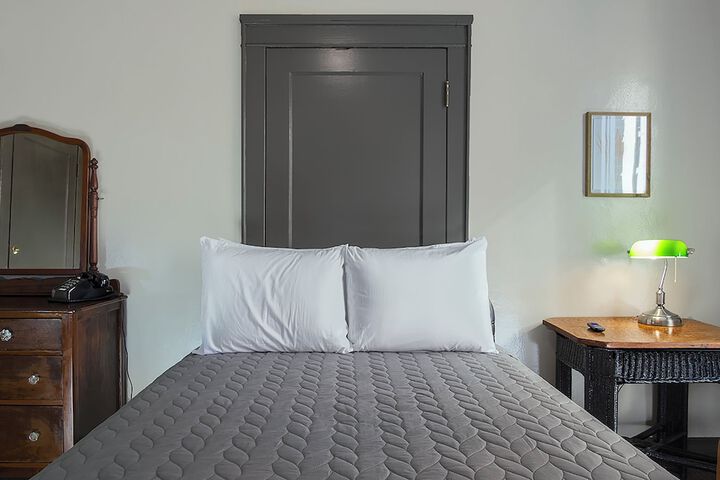 Room 83 of 166