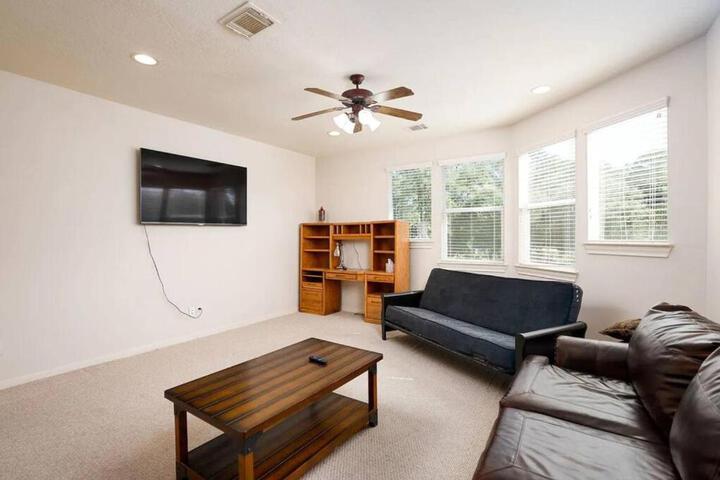 Bedroom with 3.5-Bathroom near Golf Course!