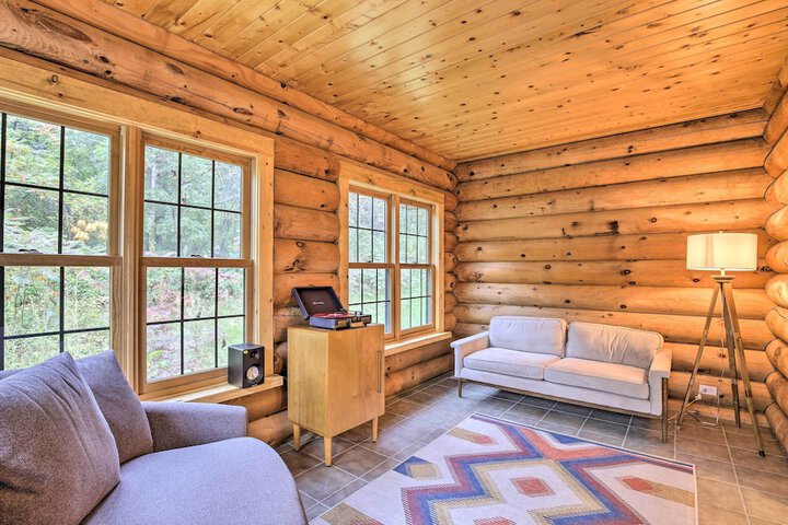 Splendid Family Cabin w / Hot Tub & Grill!
