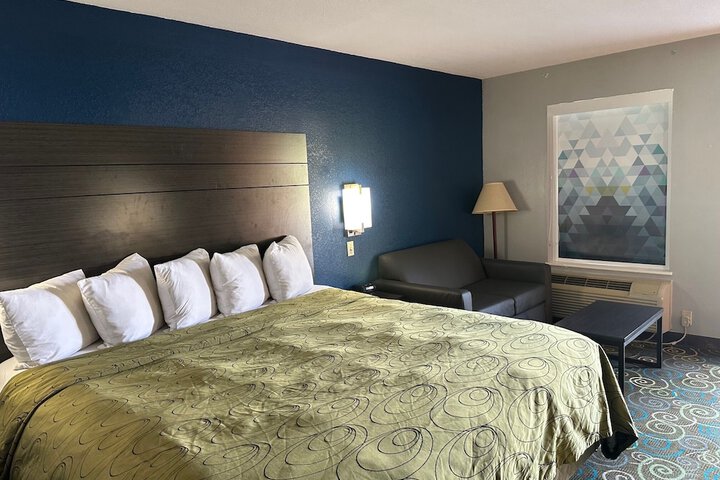 Clairmont Inn & Suites Warren