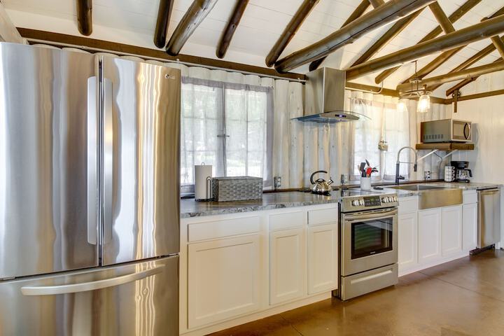 Lakefront Motley Cabin w / Private Deck + Dock!