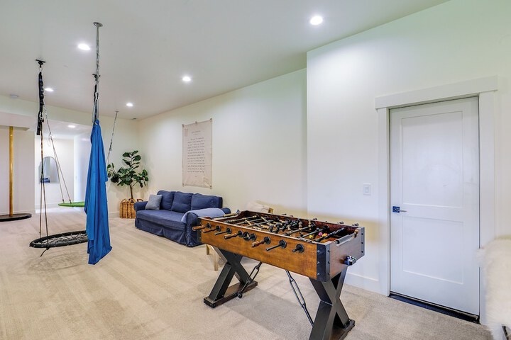 Midway Mountain Farmhouse: Hot Tub Golf & Hiking