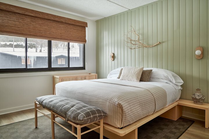 Room 32 of 65