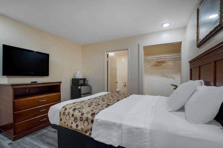 Room 25 of 41