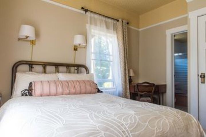 Oak Bay Guest House Bed & Breakfast