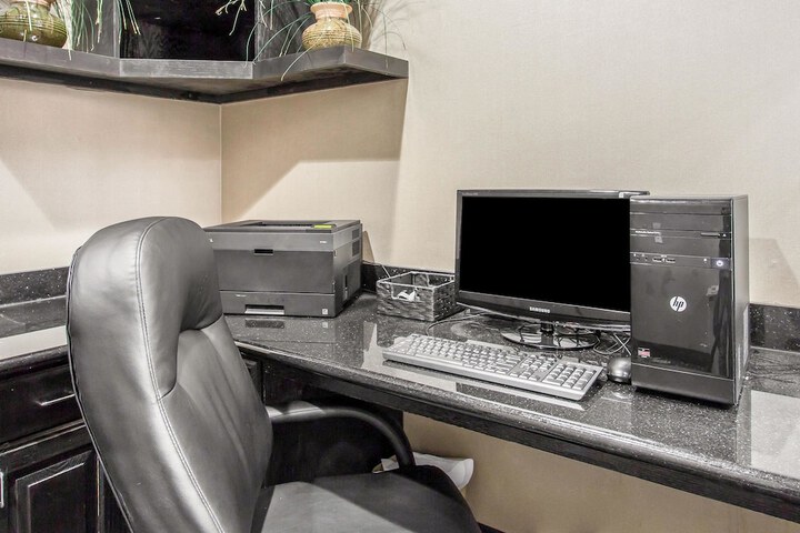 Business Center 25 of 25