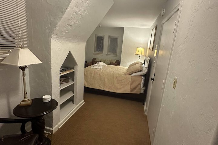 Room 4 of 65