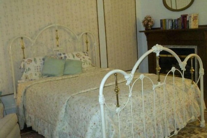 Chestnut Charm Bed & Breakfast