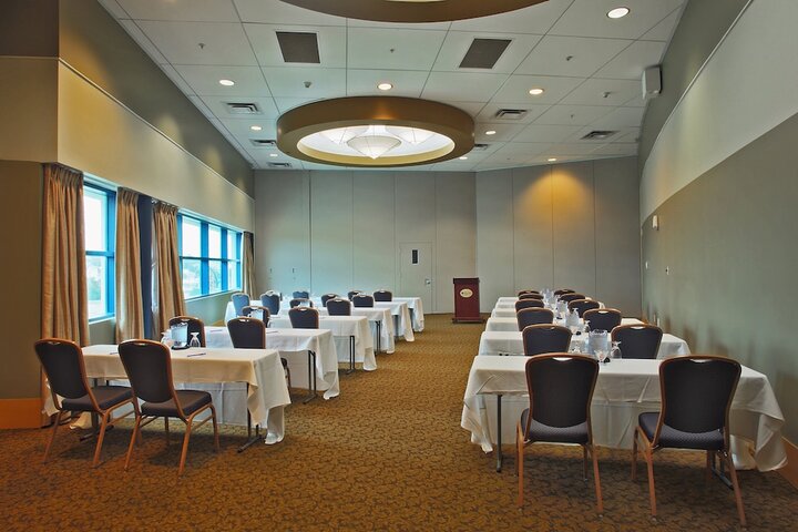 Ballroom/Hall 120 of 141