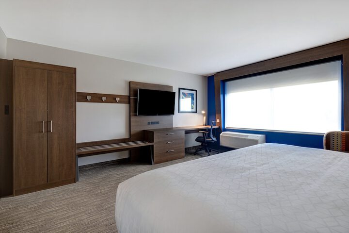 Holiday Inn Express & Suites Detroit Dearborn by IHG