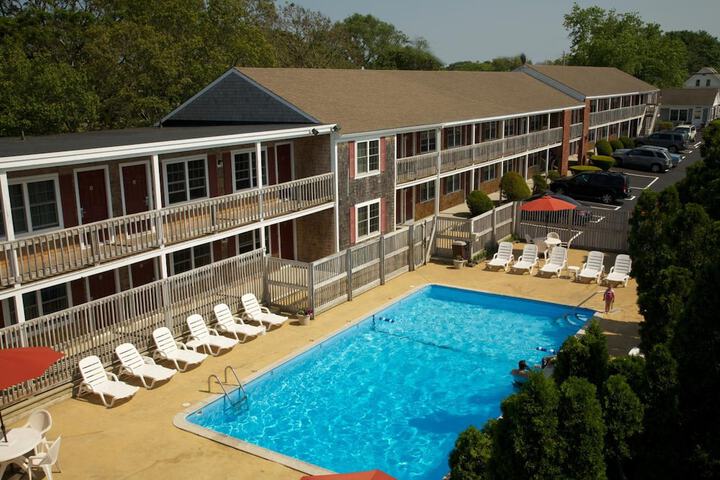 Holiday Hill Inn & Suites