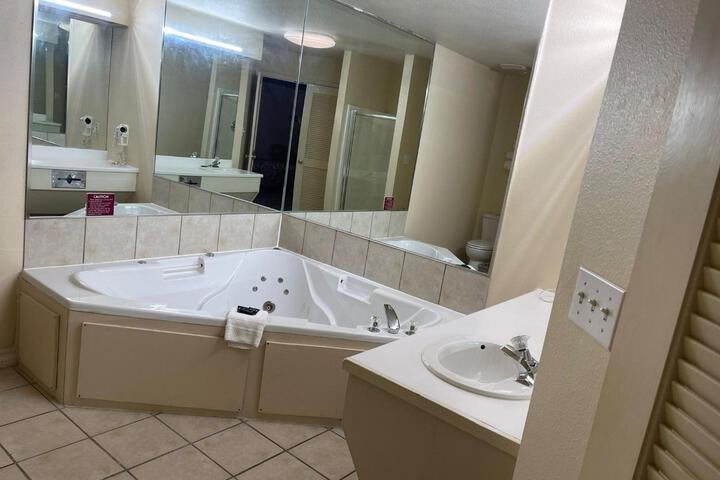 Lakeside Inn & Suites by OYO Mathis I 37