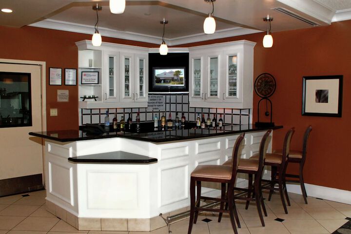 Lounge 52 of 63