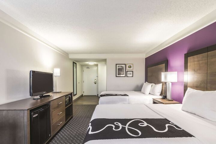 La Quinta Inn & Suites by Wyndham Cincinnati Sharonville