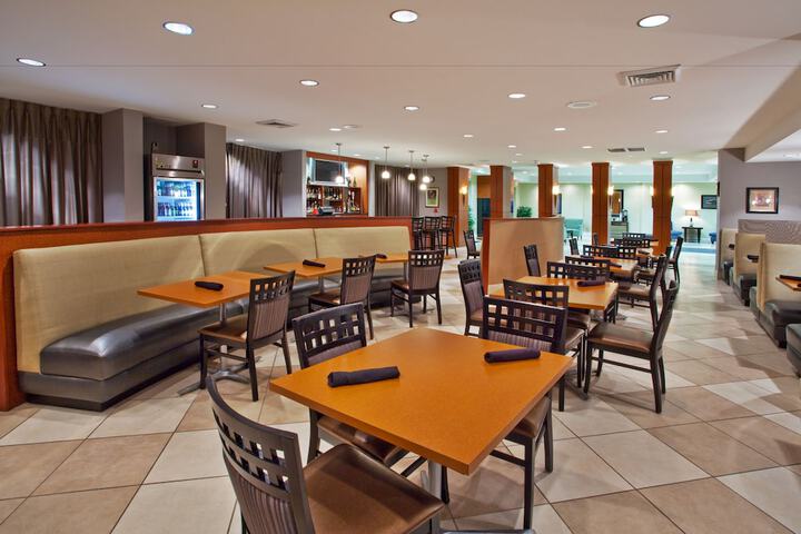 Dining 45 of 49