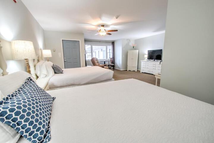 East Shore Lodging