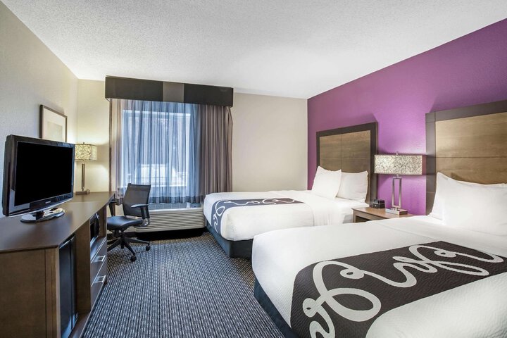La Quinta Inn & Suites by Wyndham Hartford - Bradley Airport