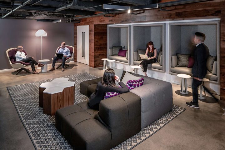 Lounge 53 of 61