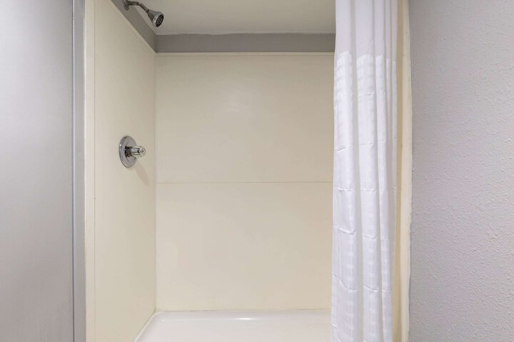 Clarion Hotel & Suites BWI Airport North