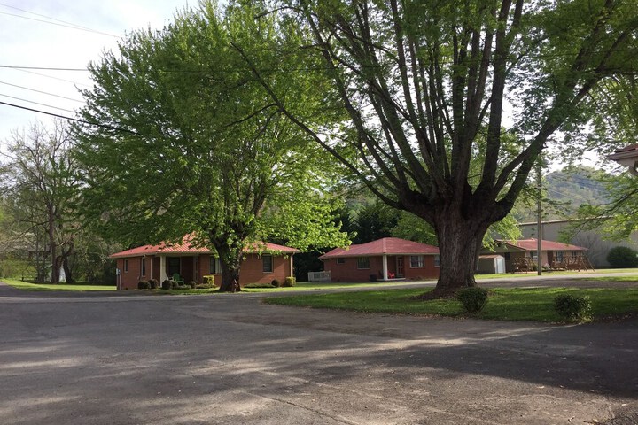Phillips Historic Motel & Cottages