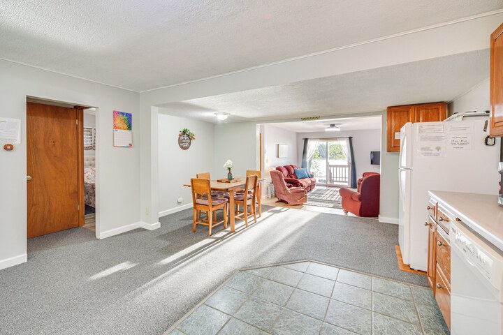 Lakefront Family Retreat w / Private Dock!