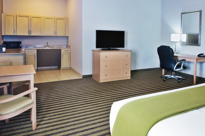 Holiday Inn Express Hotel & Suites Alvarado by IHG