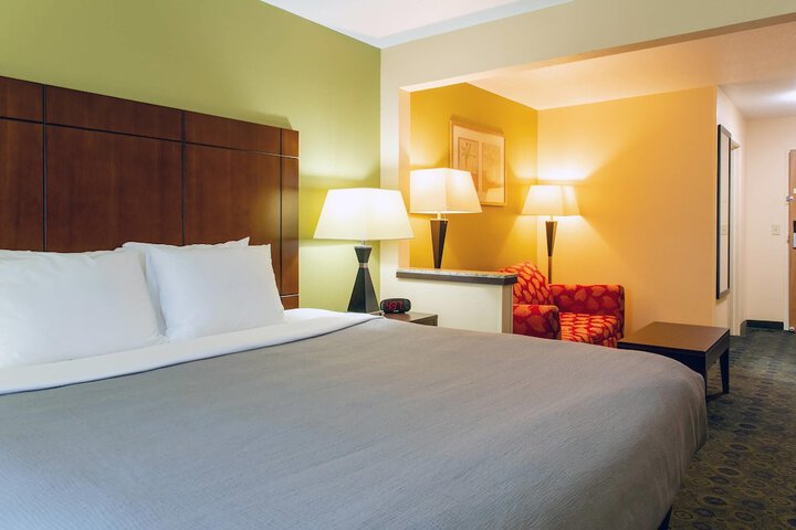 Quality Inn & Suites Bloomington I-55 and I-74