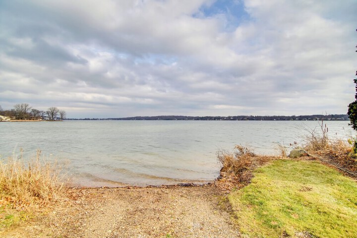 Twin Lakes Home - Walk to Lake Elizabeth!