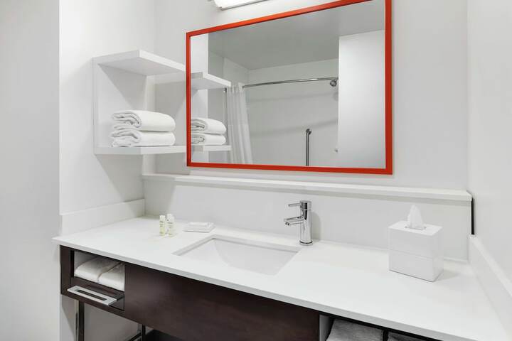 Hampton Inn & Suites Chicago Waukegan