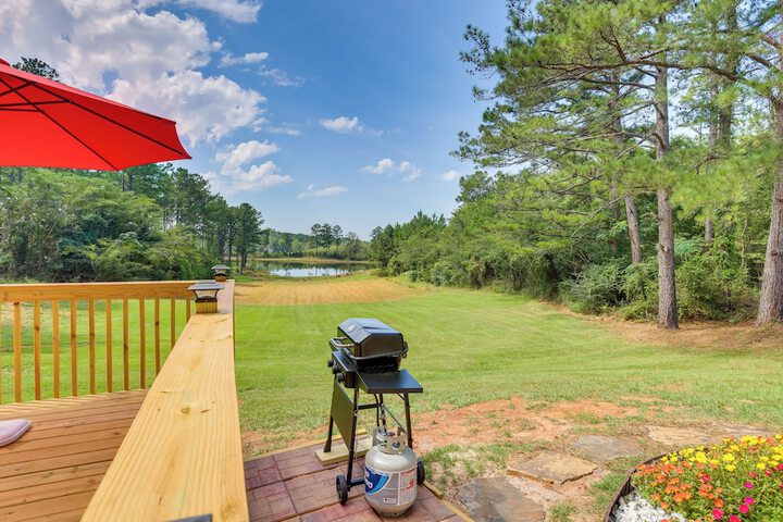 Alabama Retreat w / Private Pond Deck & Pool Table