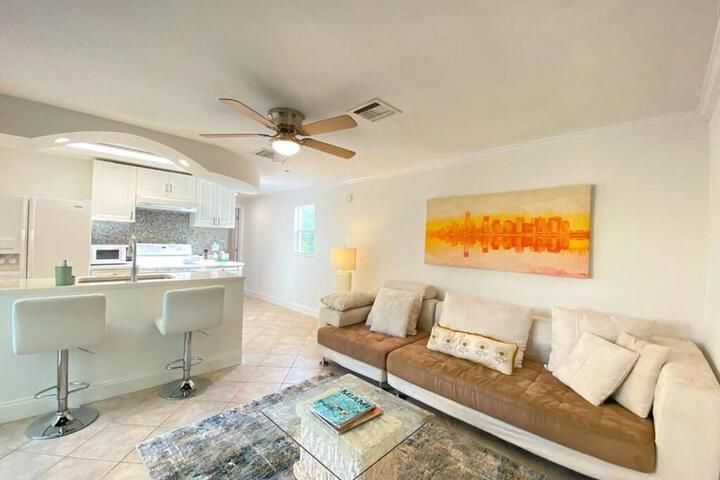 Cheerfull 4 / bed/ 3 Bath / pool / best Location