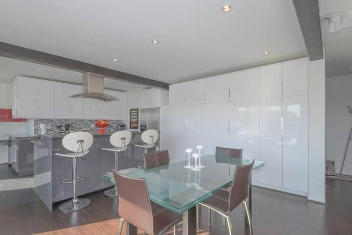 Large eclectic 1 BR above restaurant 15min to PDX