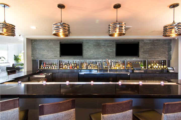 Lounge 74 of 82