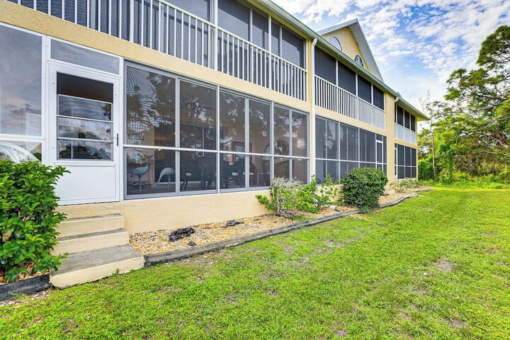 8 Mi to Beach w / Pool Access: Englewood Condo!