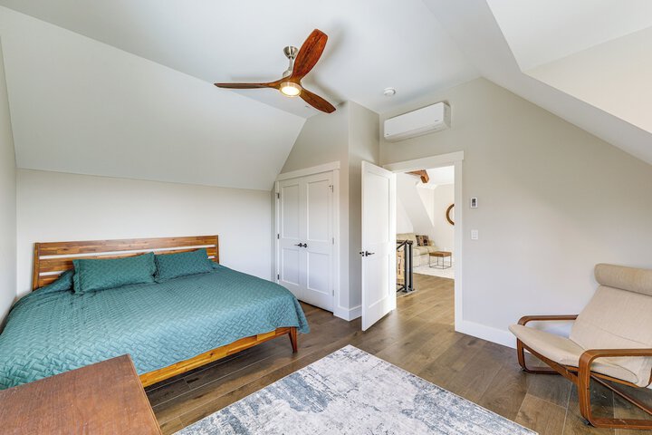 Mountain-view Home in Stoneham w / Hot Yoga Studio!