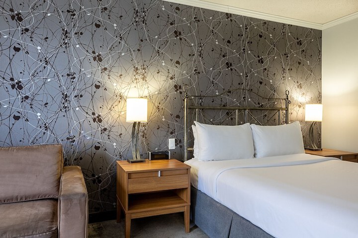 Room 25 of 76