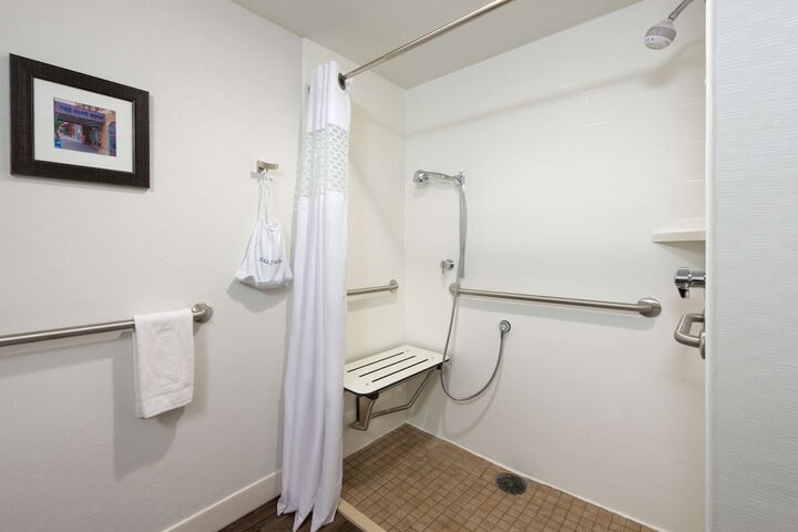 Room 8 of 33