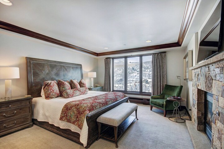 Room 92 of 242
