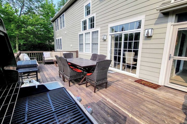 The Nest at Pinecrest by Avantstay Spacious Deck Game Room, Fire Pit