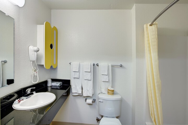 Room 25 of 38