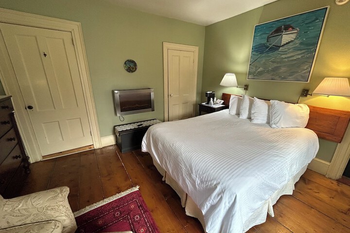 Room 33 of 46