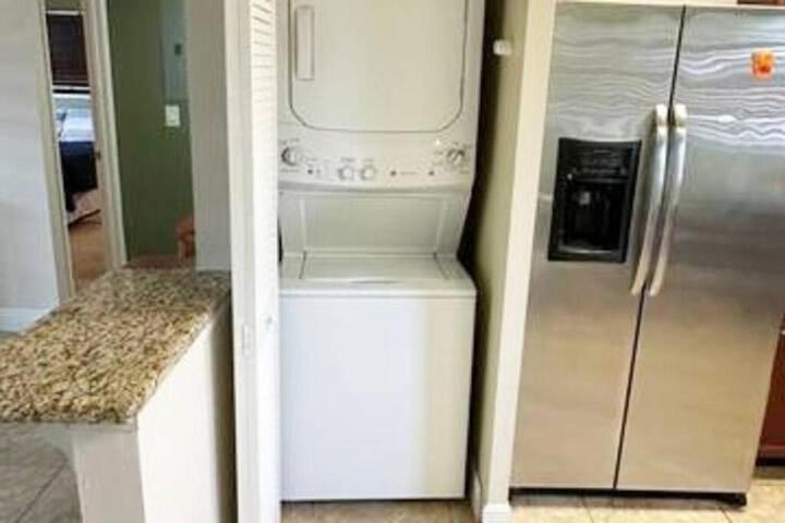 Waterfront corner 2 / 1 Apt