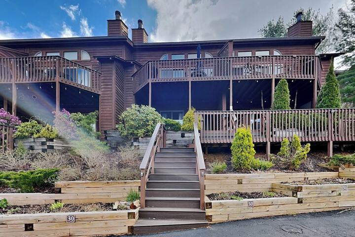 Sunplace 30 by Taylor Made Deep Creek