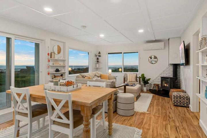 Cozy Coastal Getaway • Panoramic Ocean Views