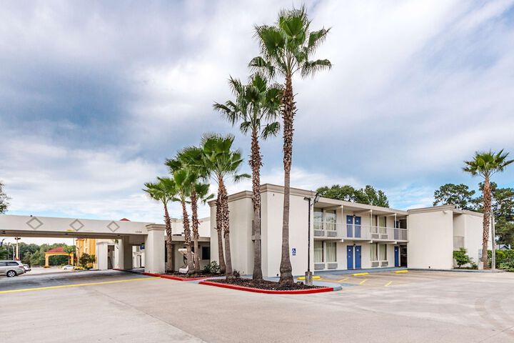 Motel 6 Cleveland TX