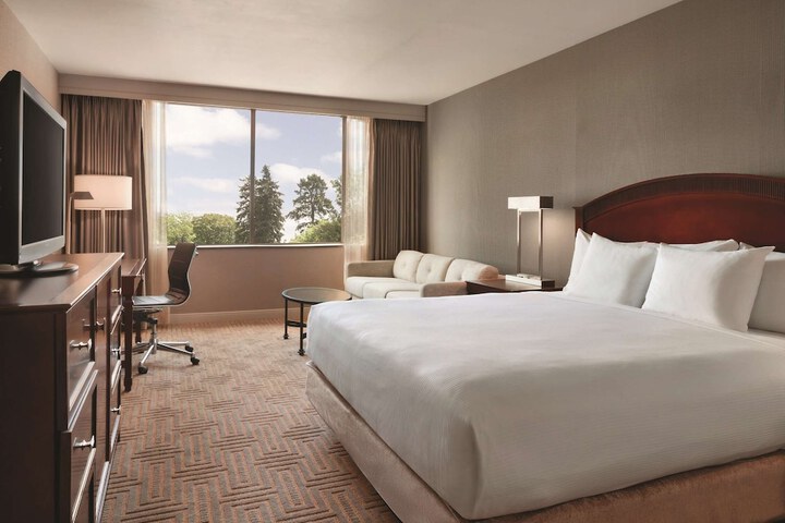 Hilton East Brunswick Hotel & Executive Meeting Center