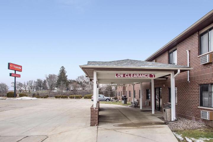 Econo Lodge Inn & Suites