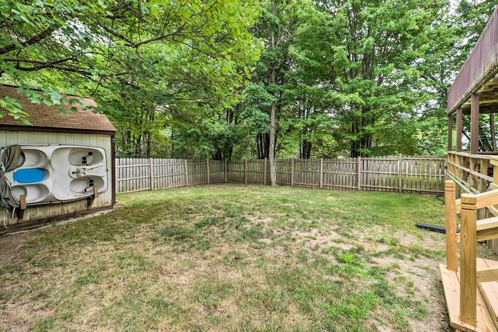 Chic Long Pond Family Home w / Fire Pits & Deck!