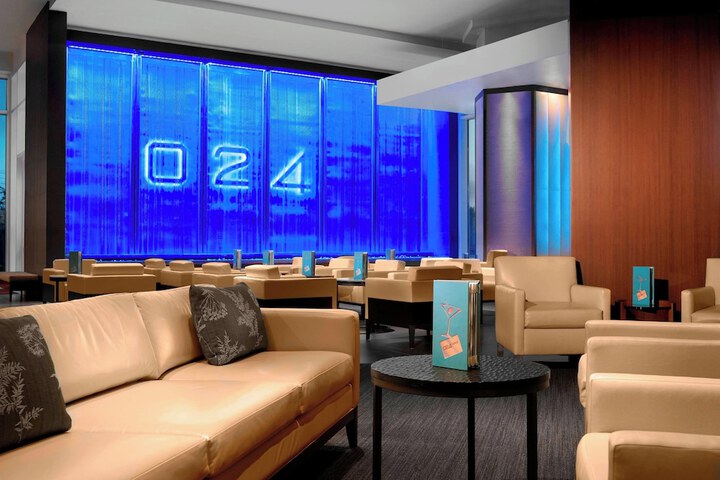 Lounge 115 of 122
