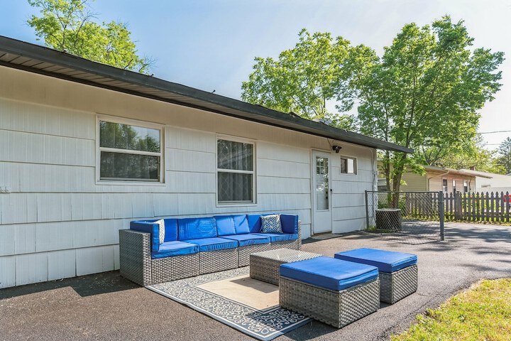 Charming Contemporary Family Home 3 Bedroom Home by RedAwning